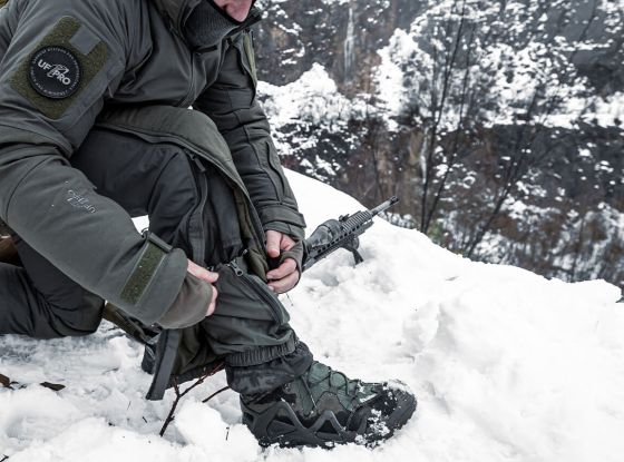 Tactical operator zipping up Delta OL 4.0 Winter Pants