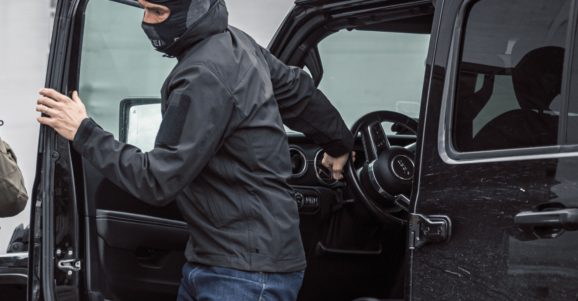 Developed and tested for tactical use, these jackets boast exceptional water-repellent properties, making them resistant to rain penetration.