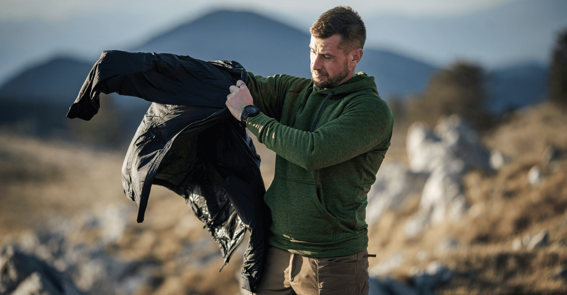 Advanced windproof materials that block the wind and trap body heat under your jacket increase your comfort.