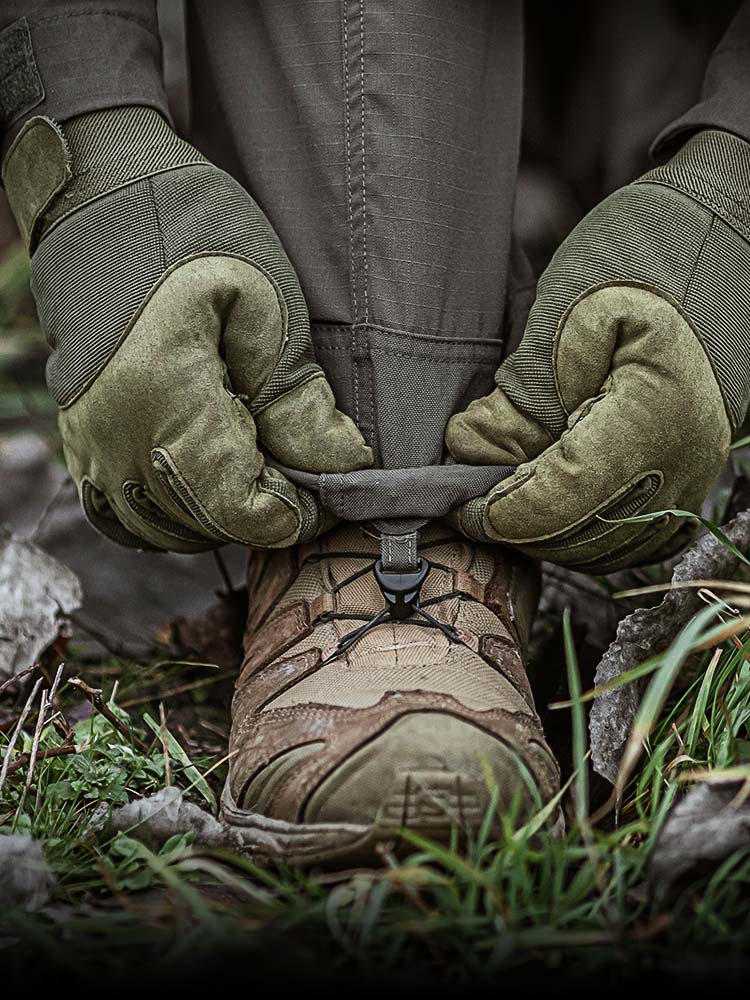 With our integrated boot hooks, you can keep your trouser legs in place, regardless of your movements.